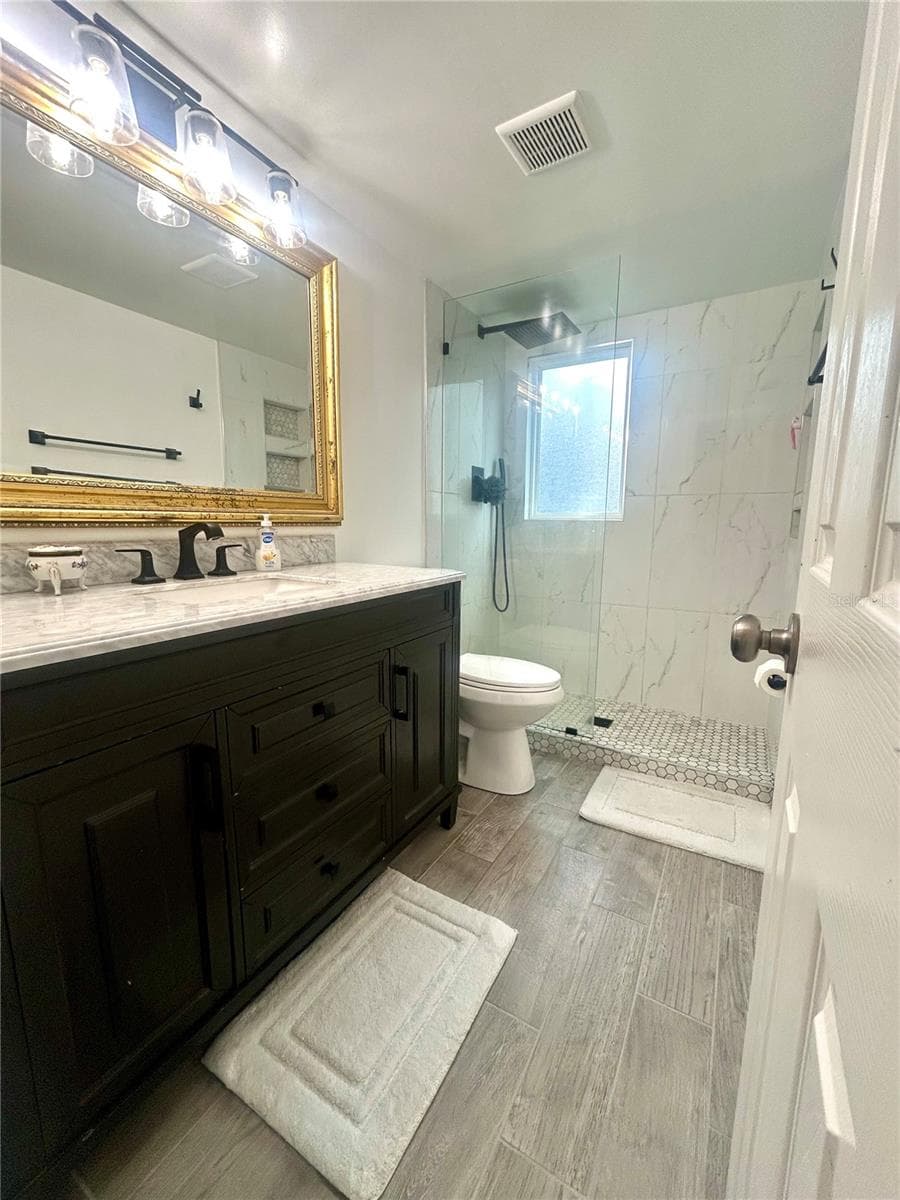 Primary En-Suite Bathroom - 407 NW 39TH RD #407C, GAINESVILLE