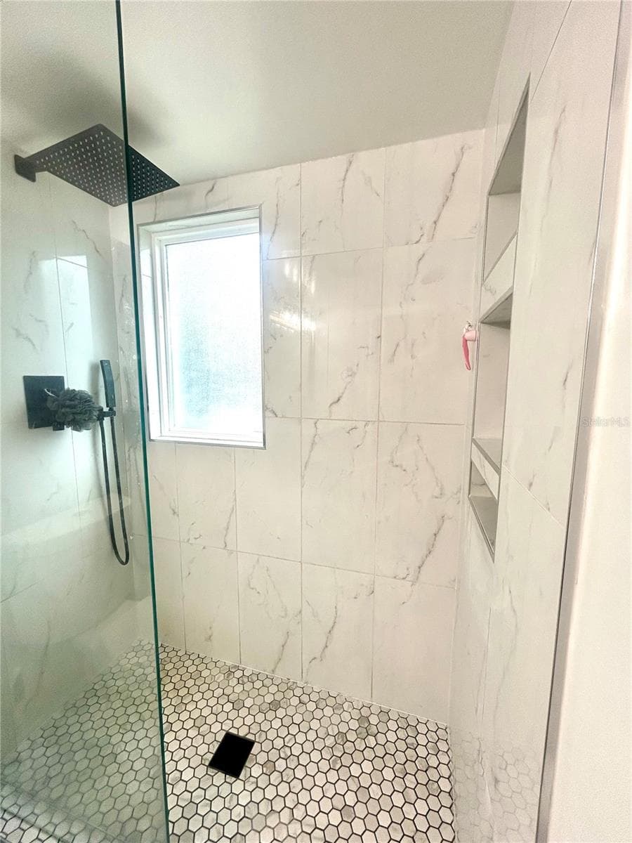 Primary Shower with Niche - 407 NW 39TH RD #407C, GAINESVILLE