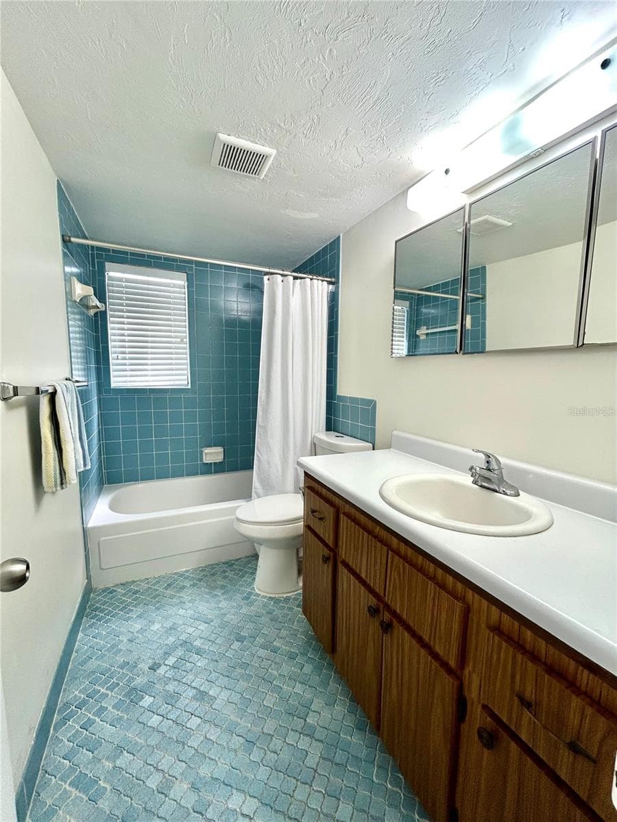 Guest Bathroom with Shower/Tub Combo - 407 NW 39TH RD #407C, GAINESVILLE