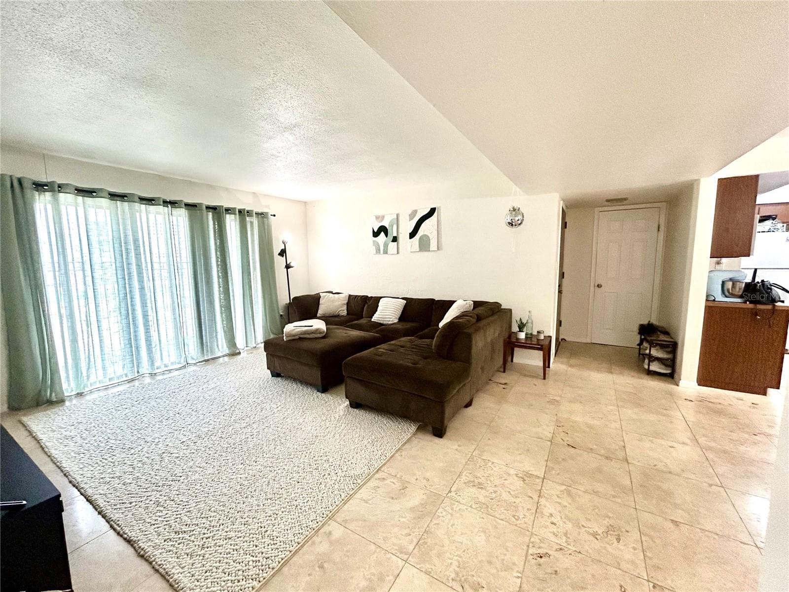 Living Room and Front Entry - 407 NW 39TH RD #407C, GAINESVILLE