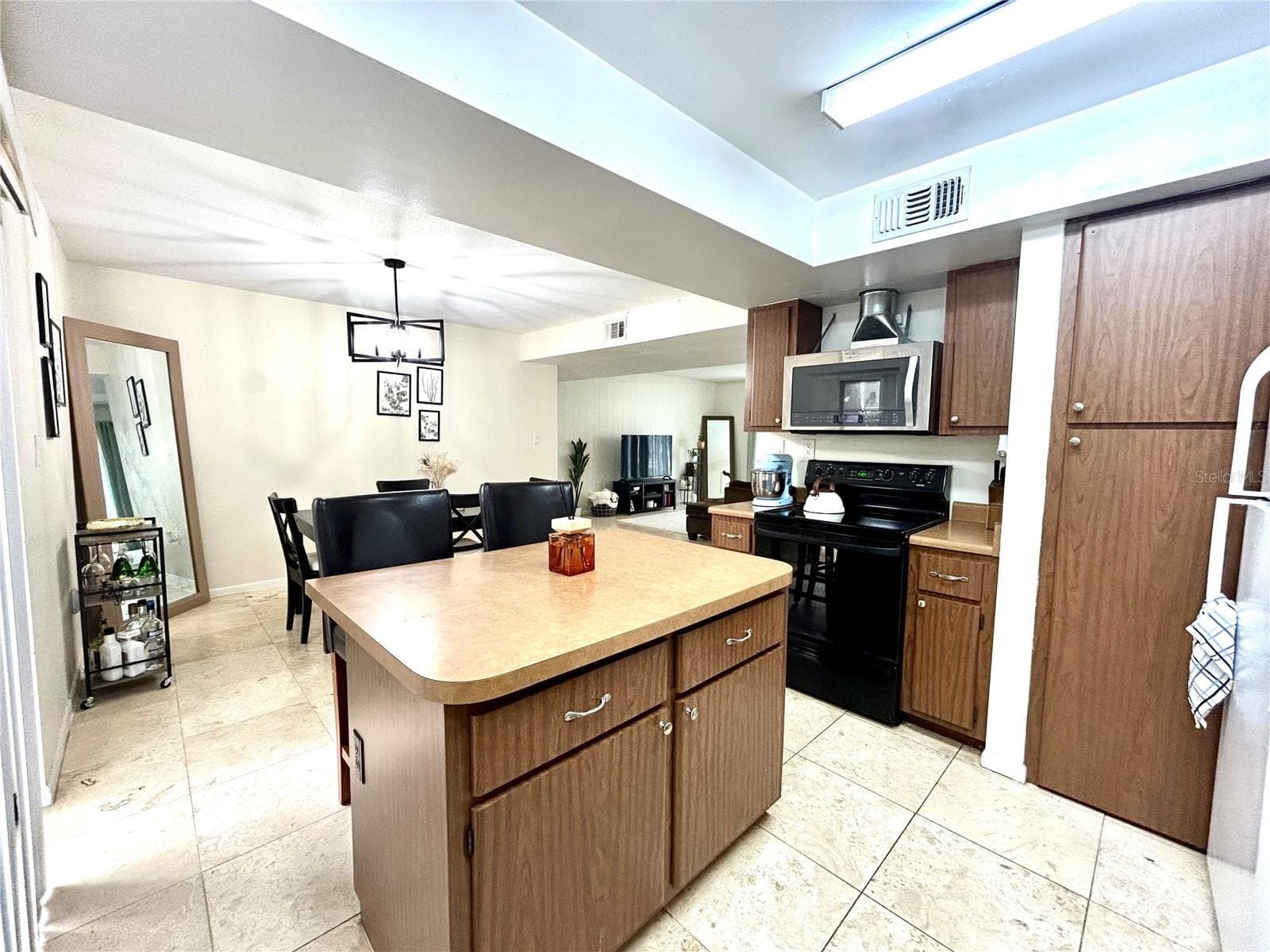 Kitchen with Breakfast Bar - 407 NW 39TH RD #407C, GAINESVILLE