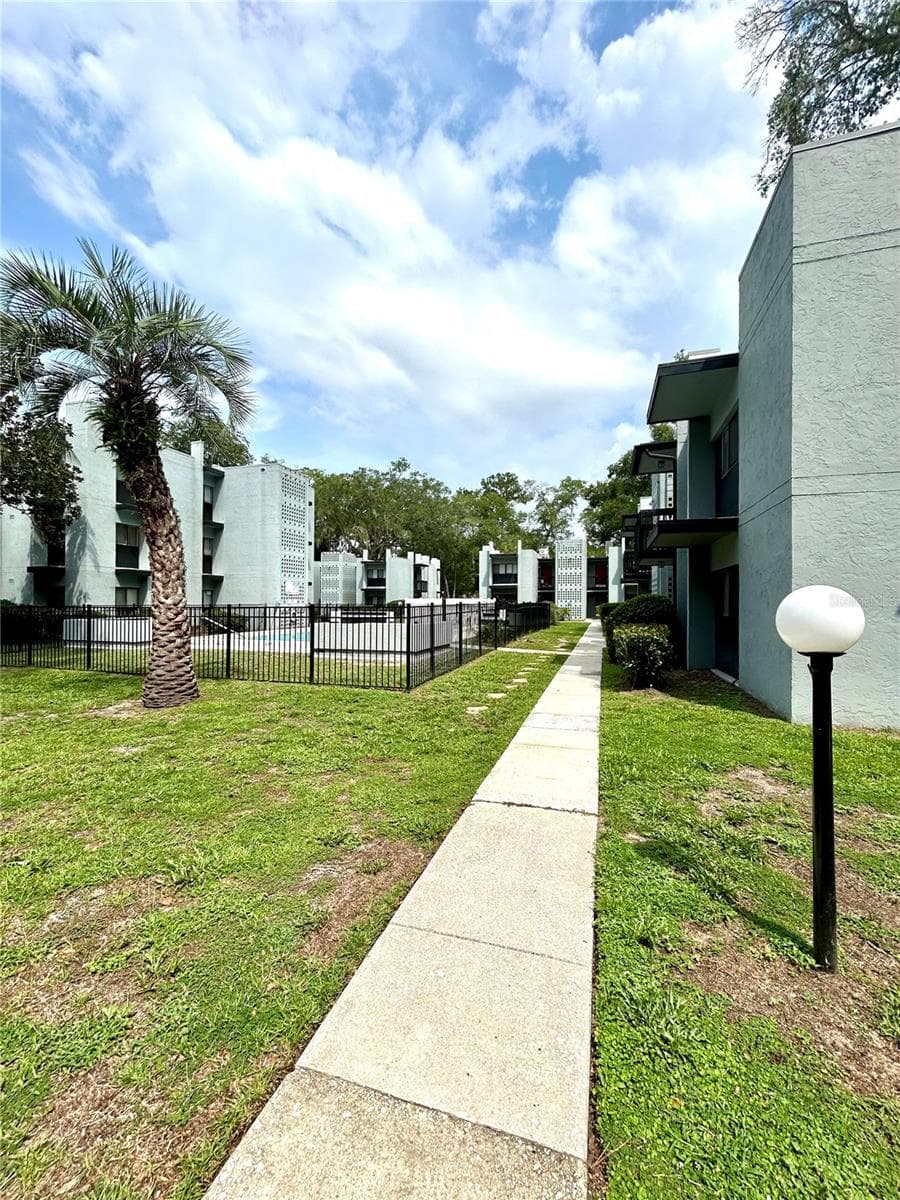 Community Sidewalk to Unit C - 407 NW 39TH RD #407C, GAINESVILLE