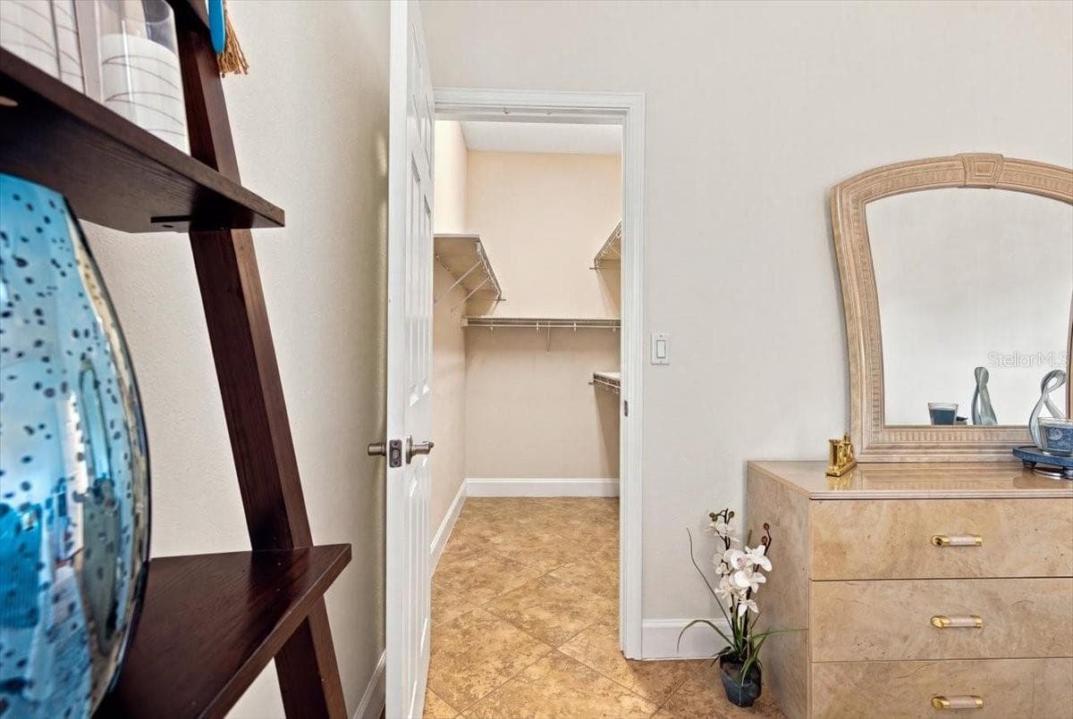Walk-in-closet - 4508 GRAND LAKESIDE DR E, PALM HARBOR