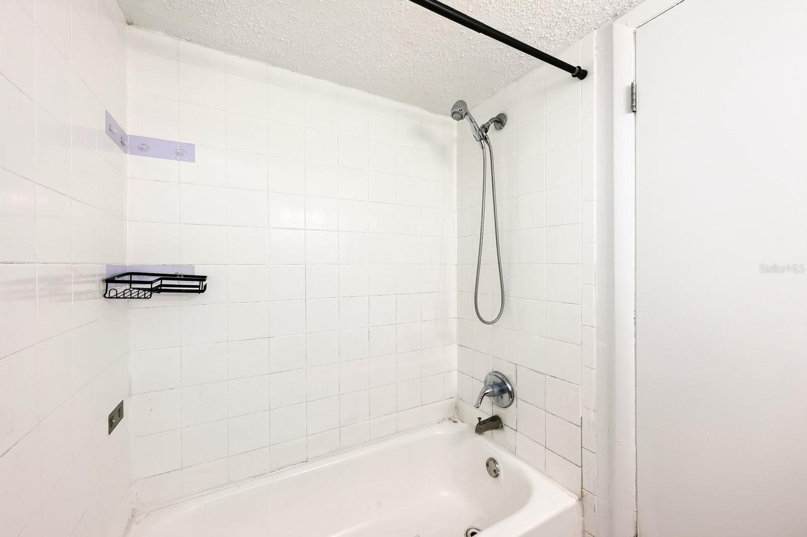 Soaking tub - 4737 S TEXAS AVE #4737D, ORLANDO