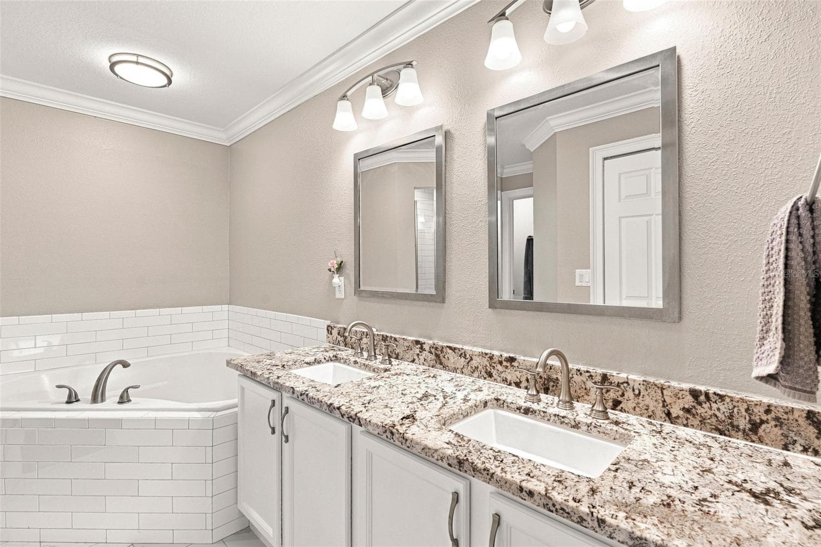 Upgraded Primary Ensuite Bath - 3695 WAFFLE TER, NORTH PORT