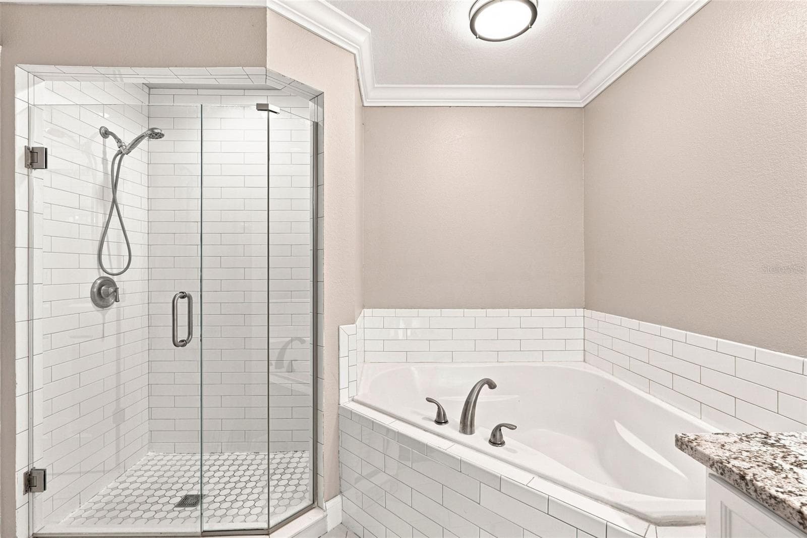 Ensuite Features Soaking Tub & Glass-Enclosed Shower - 3695 WAFFLE TER, NORTH PORT