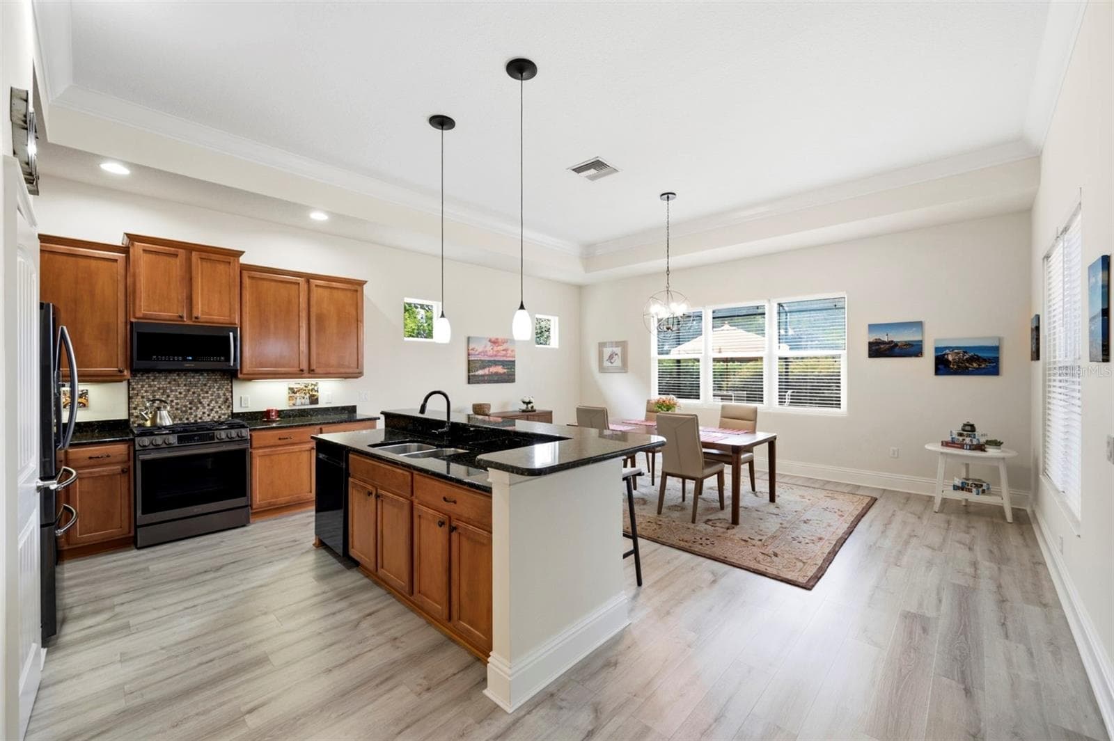 The kitchen is spacious and features an islance with double sink - 3850 CREEKSIDE PARK DR, PARRISH