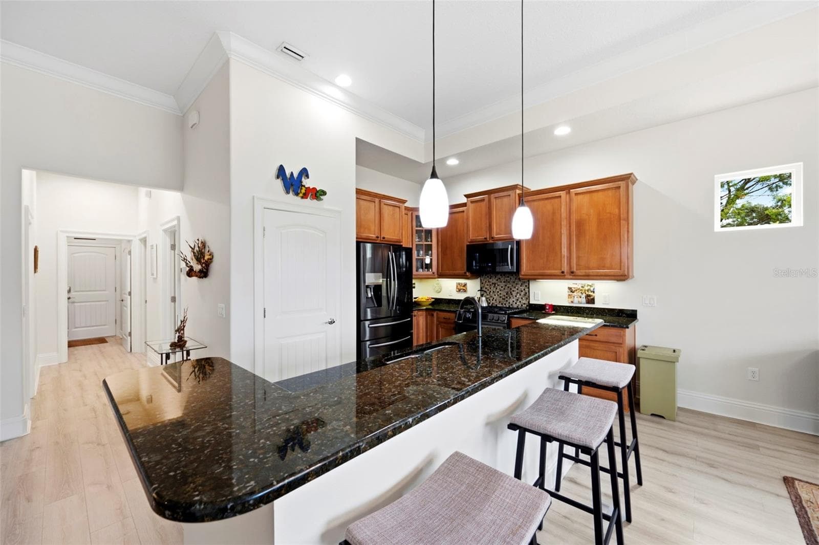 The expansive breakfast bar is perfect for casual dining and the pantry is conveniently located beside the refrigerator - 3850 CREEKSIDE PARK DR, PARRISH