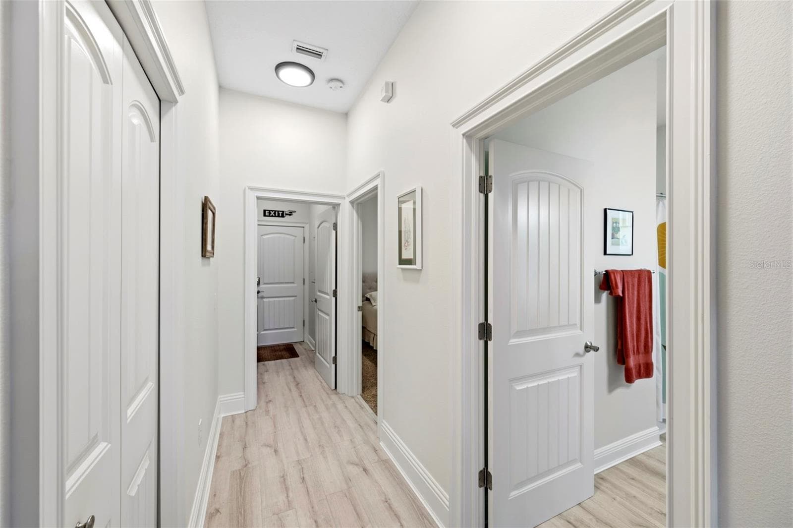 The N. hallway leads to the 2nd bedroom, the guest bathroom, the laundry room and access to the garage - 3850 CREEKSIDE PARK DR, PARRISH