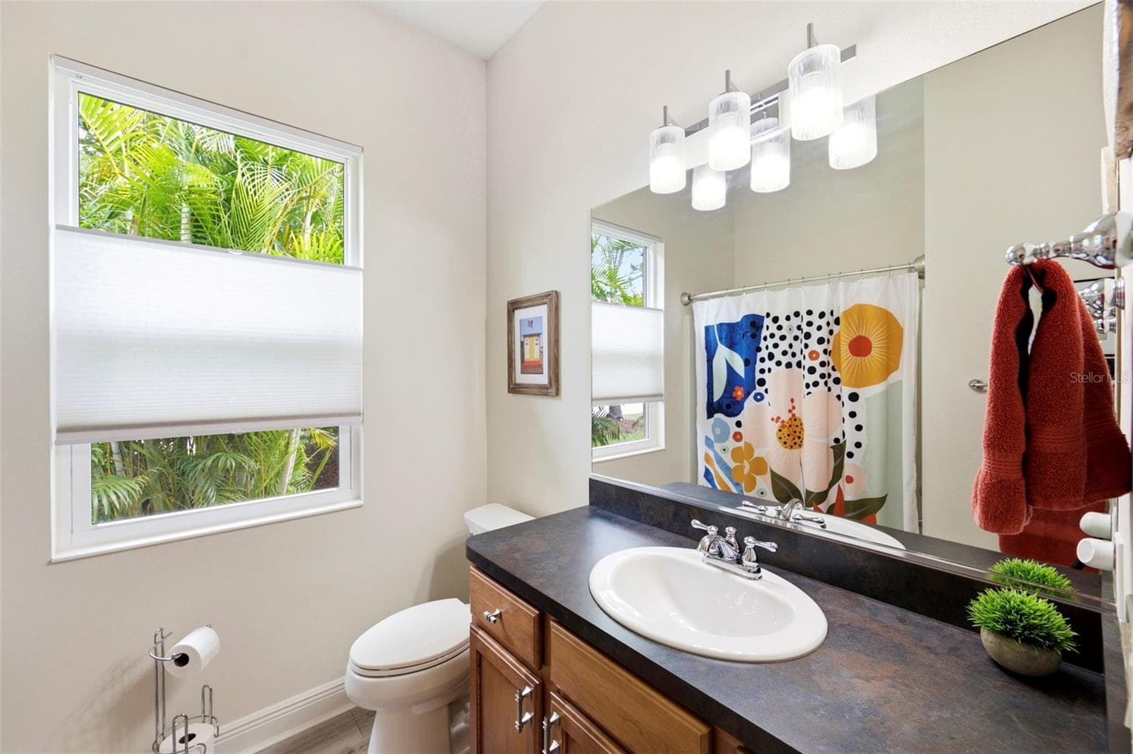 Guest bath - 3850 CREEKSIDE PARK DR, PARRISH