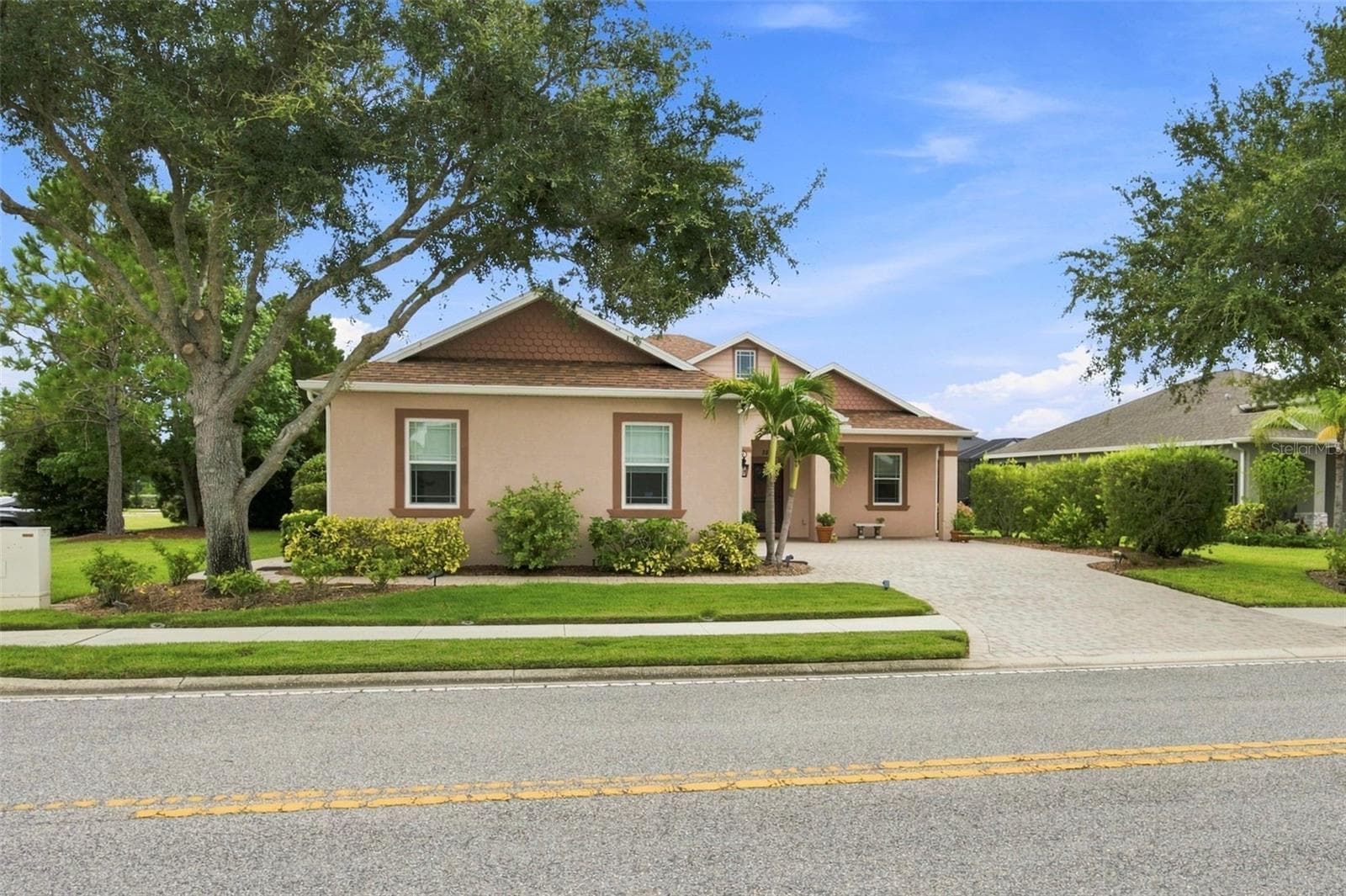 The front elevation so much more pleasing with a side entry garage - 3850 CREEKSIDE PARK DR, PARRISH