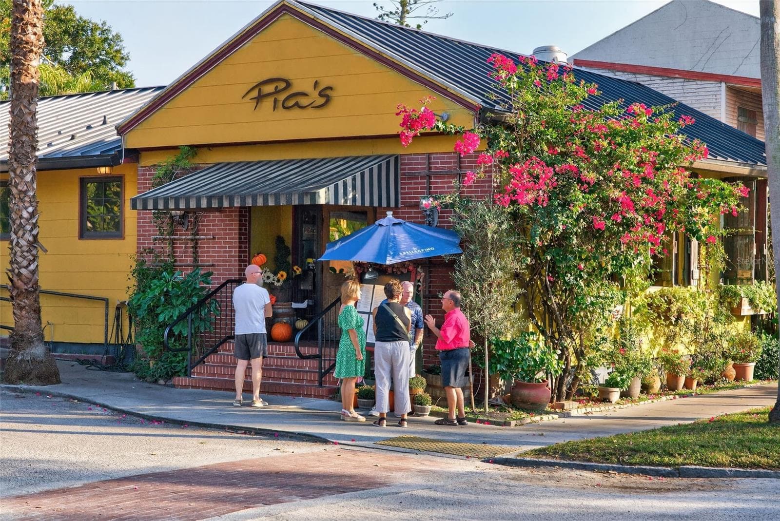 Restaurants, coffee shops, shopping in a walkable town! - 5217 18TH AVE S, GULFPORT