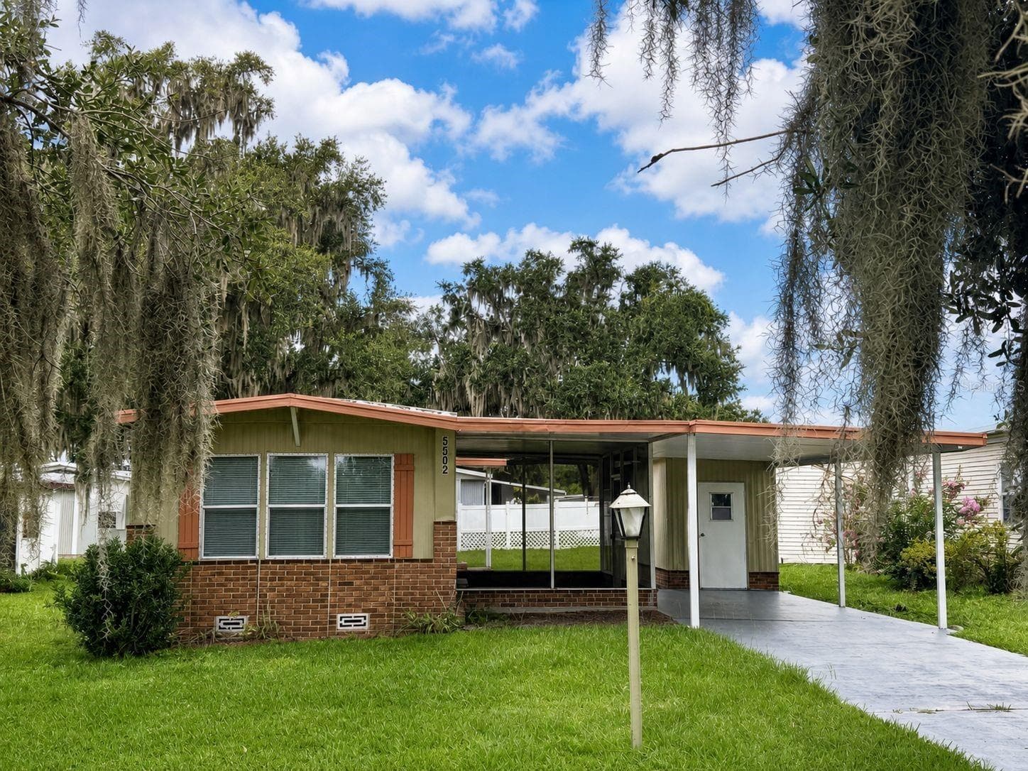 5562 LANSING DR