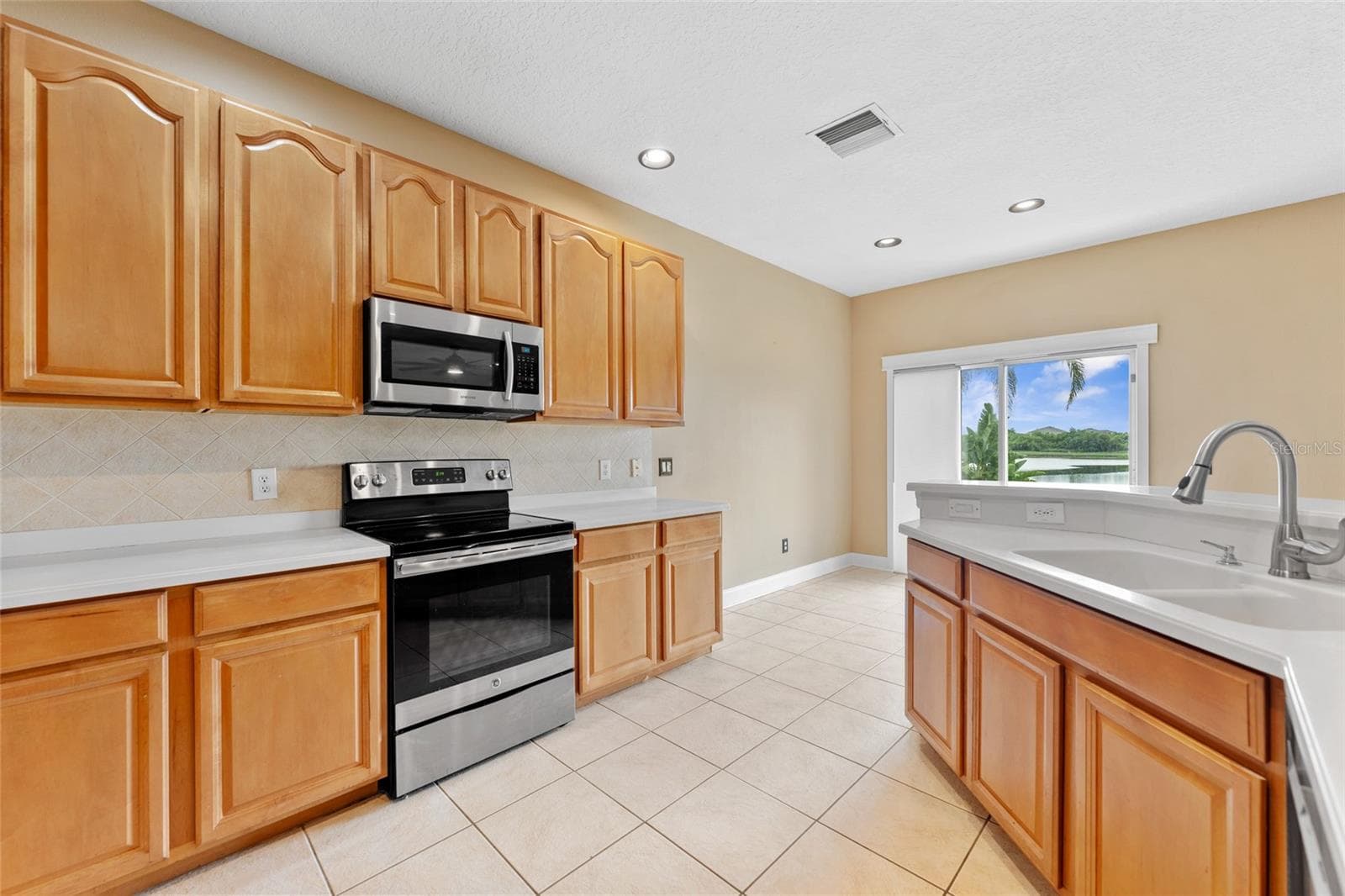 Single Family Residence at 901 PARKER DEN DR, RUSKIN, photo 12 of 44