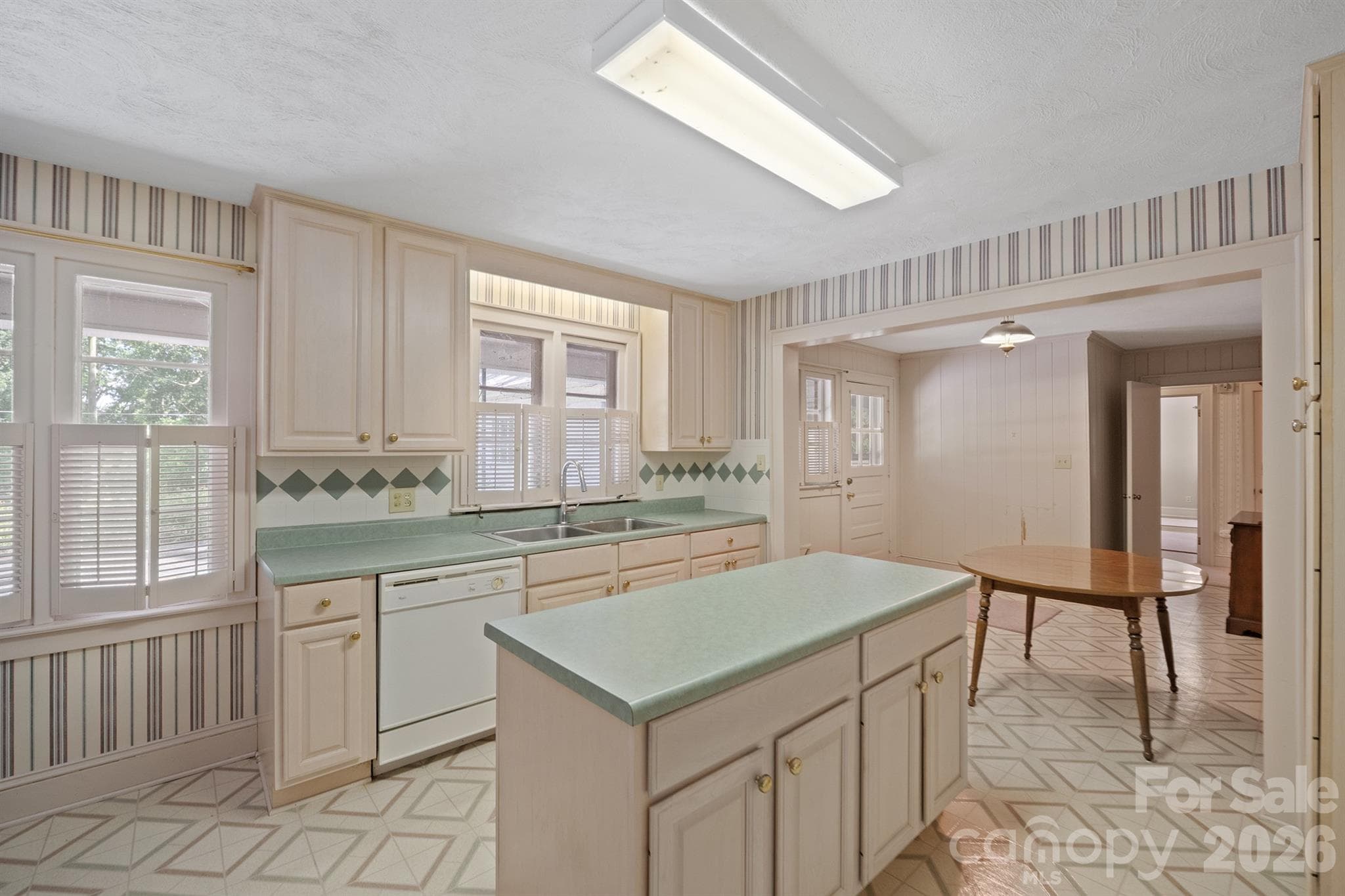 Single Family Residence at 17 E Murray Street, Maiden, photo 8 of 33