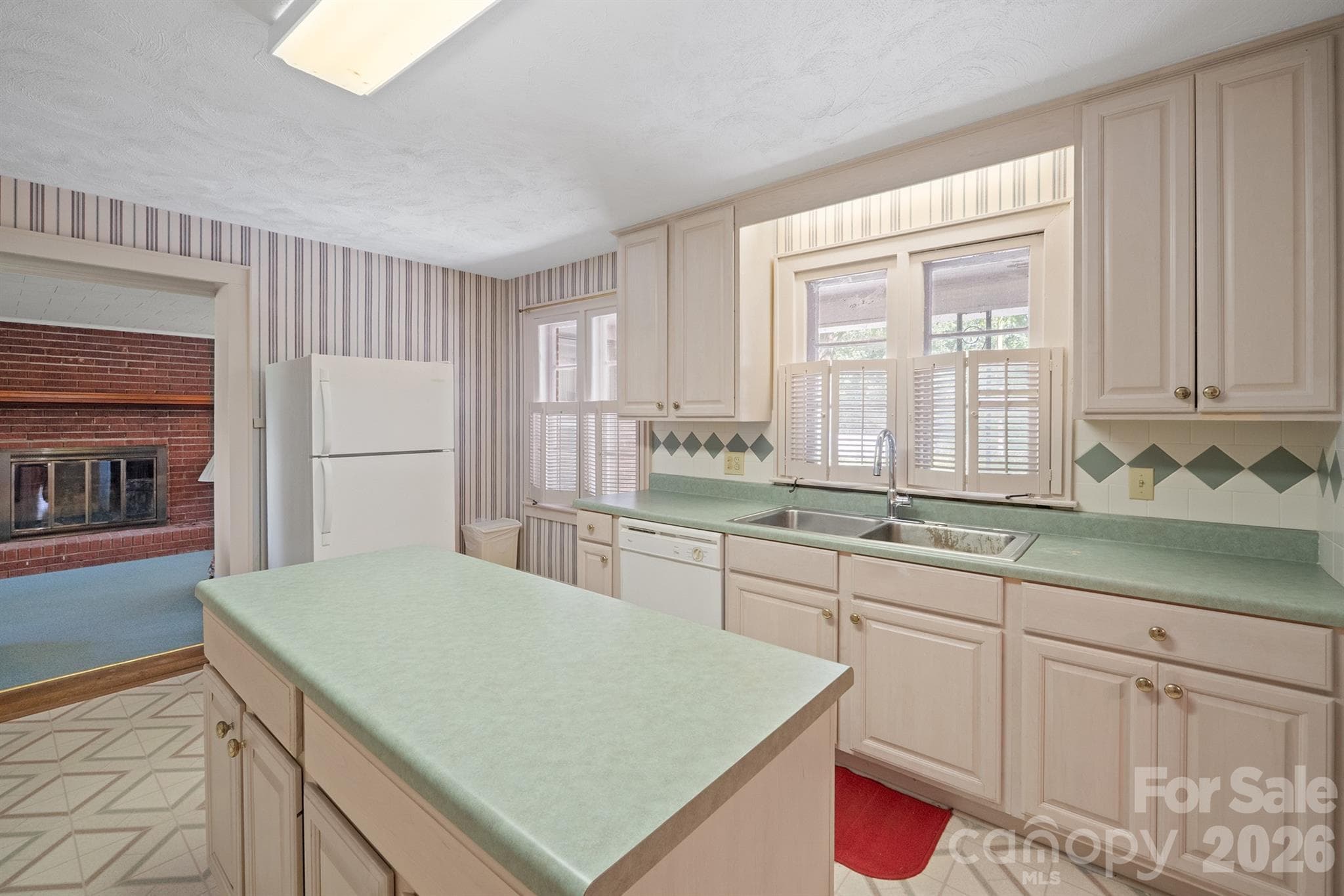 Single Family Residence at 17 E Murray Street, Maiden, photo 10 of 33