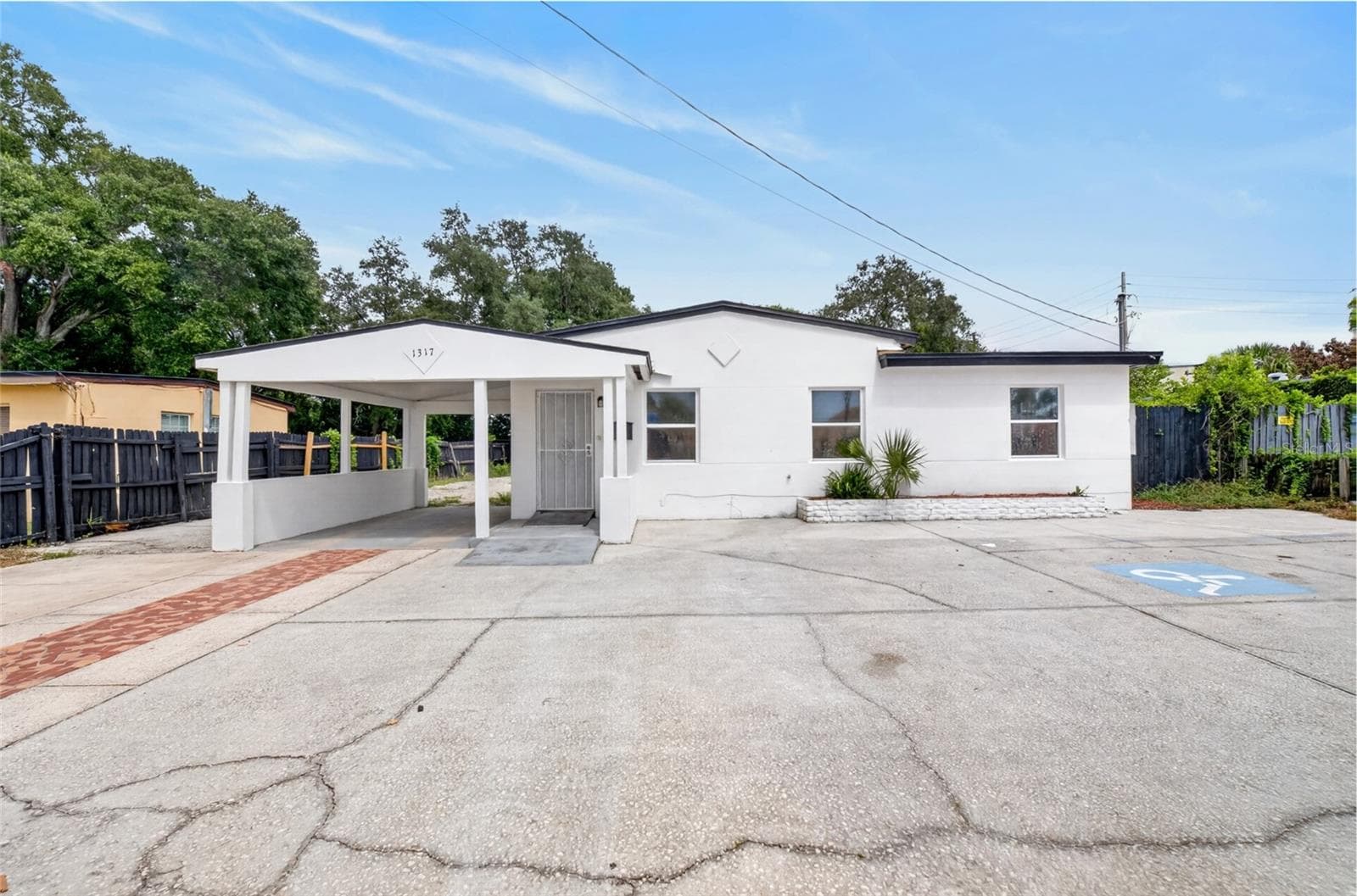 1317 N PINE HILLS RD