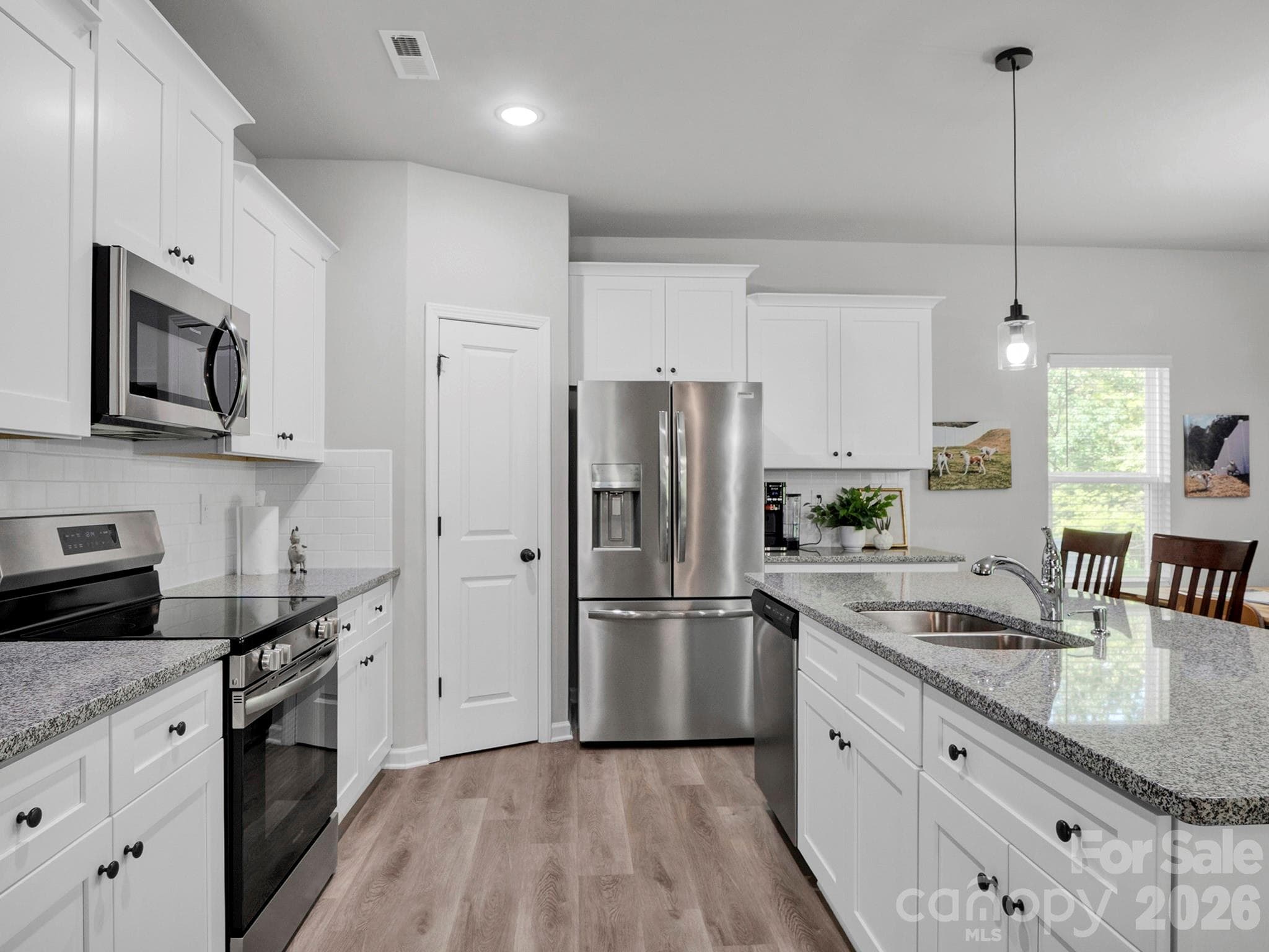 Granit island with cabinets and granite countertops - 7203 Stoney Wood Lane, Charlotte