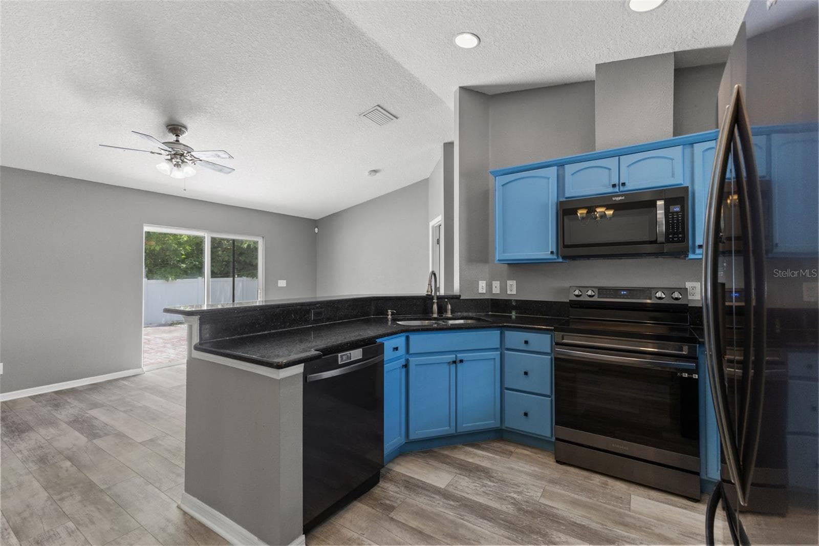 Single Family Residence at 560 ROBIN HILL CIR, BRANDON, photo 13 of 49