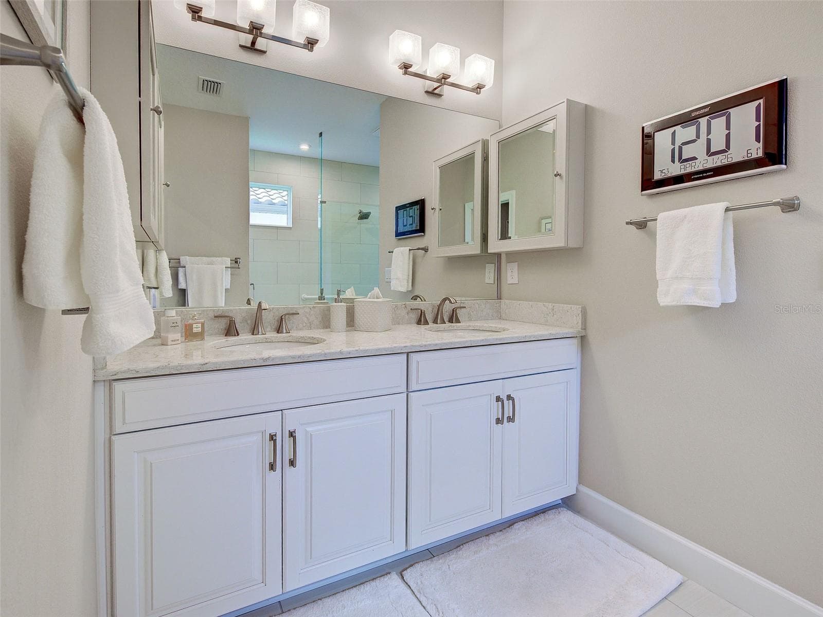 Dual sinks and medicine cabinets - 5616 SCARLOTTI ST, NOKOMIS