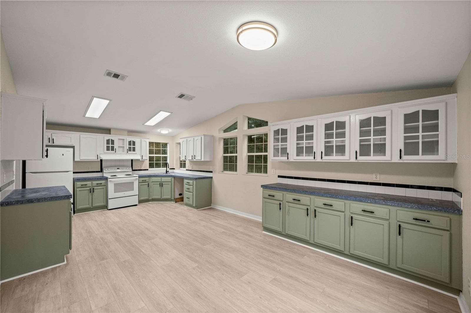 big open kitchen multiples windows and door to the pastures - 13250 NW 160TH AVE, MORRISTON