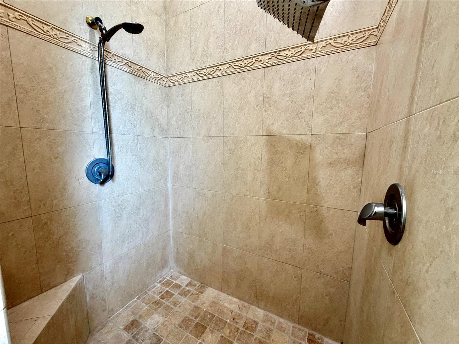Walk-in Shower - 24087 TWISTER LN, BROOKSVILLE