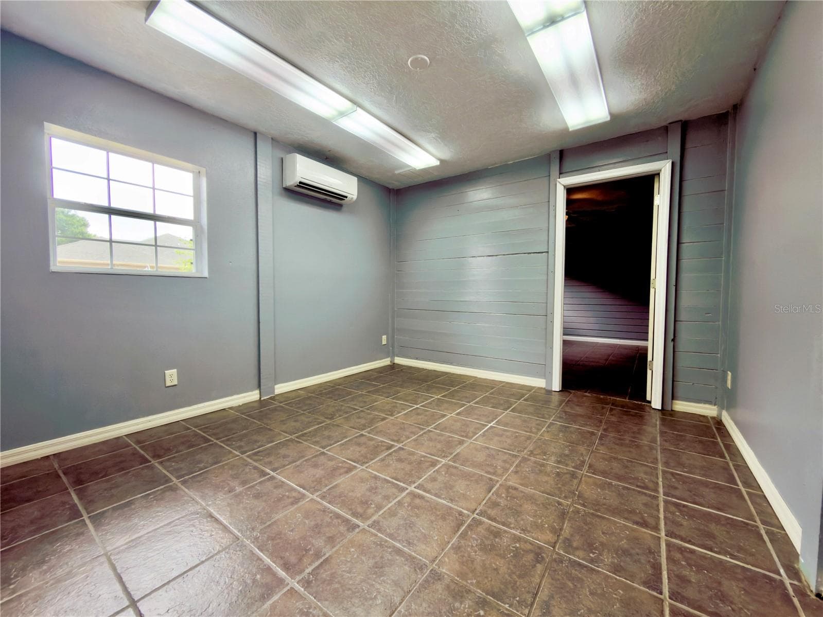 Stable office - 24087 TWISTER LN, BROOKSVILLE