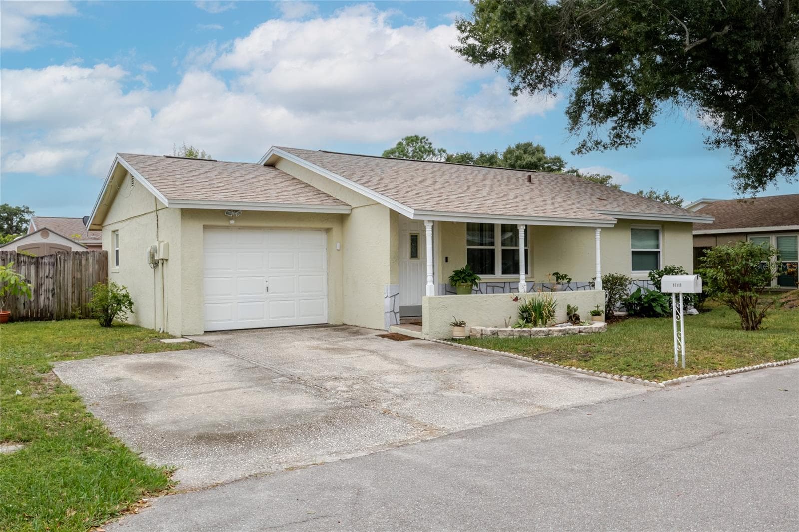 Single Family Residence at 10118 HUNTERS POINT CT, TAMPA, photo 2 of 38