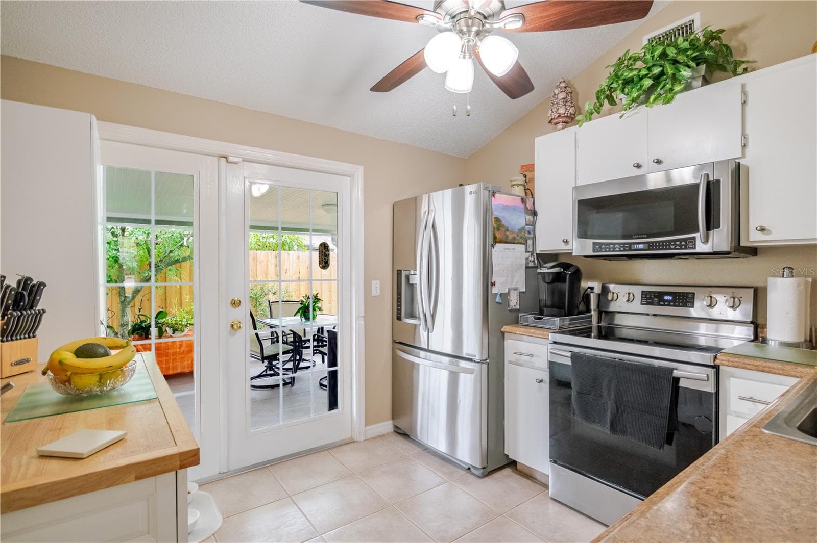 Single Family Residence at 10118 HUNTERS POINT CT, TAMPA, photo 4 of 38