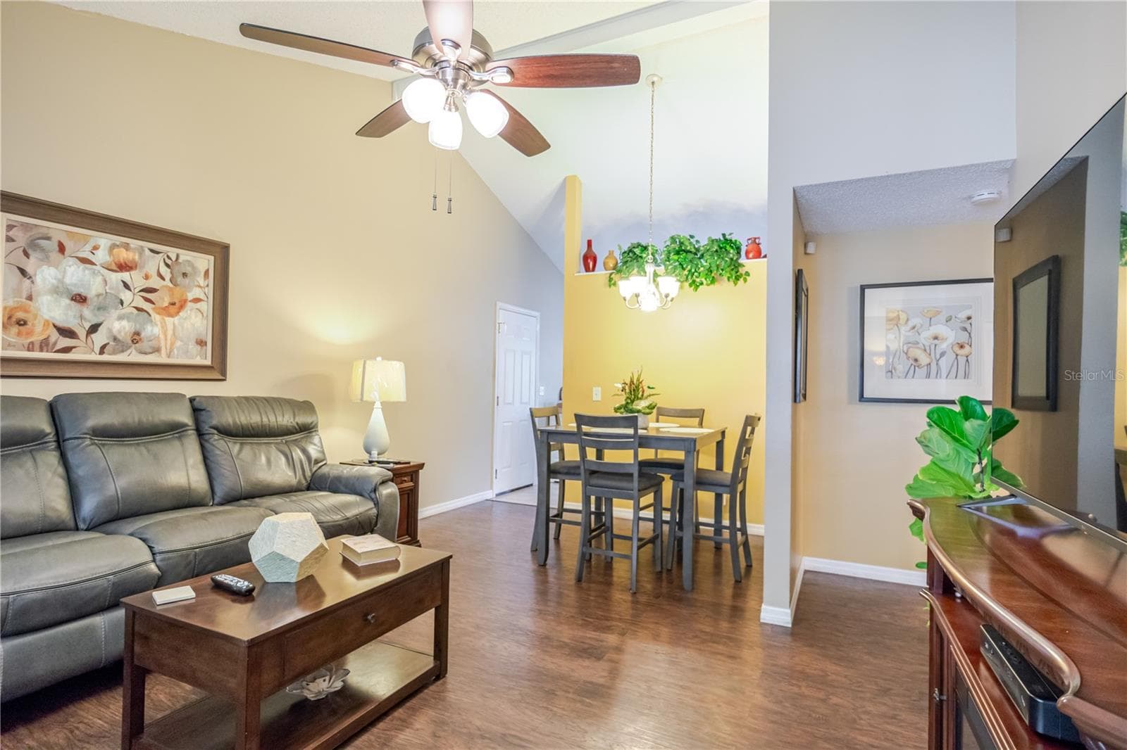 Single Family Residence at 10118 HUNTERS POINT CT, TAMPA, photo 6 of 38