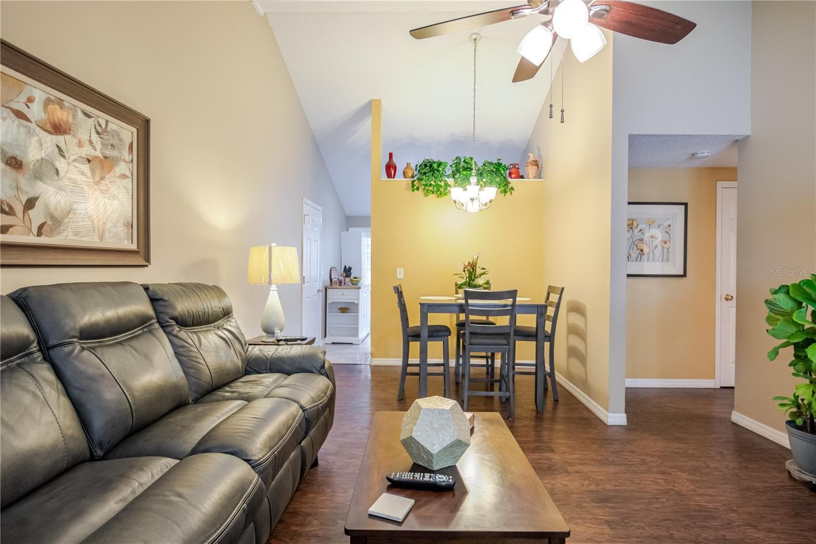 Single Family Residence at 10118 HUNTERS POINT CT, TAMPA, photo 7 of 38