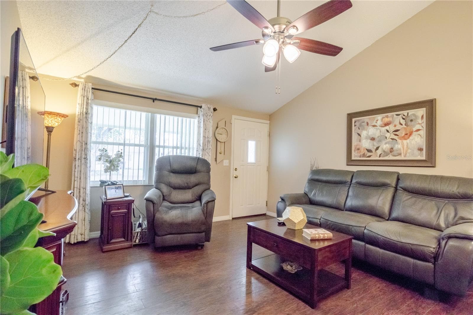 Single Family Residence at 10118 HUNTERS POINT CT, TAMPA, photo 9 of 38