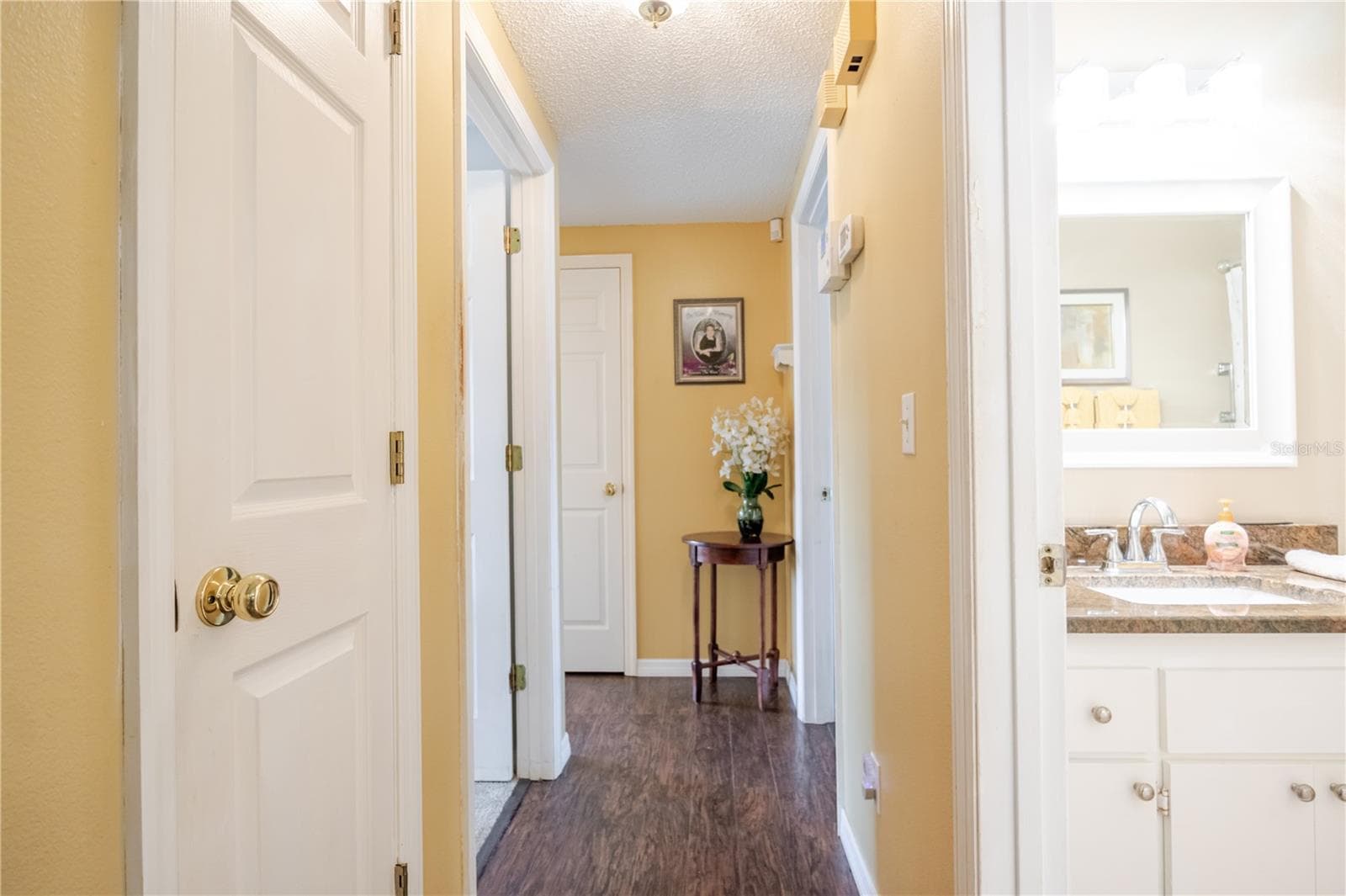Single Family Residence at 10118 HUNTERS POINT CT, TAMPA, photo 12 of 38