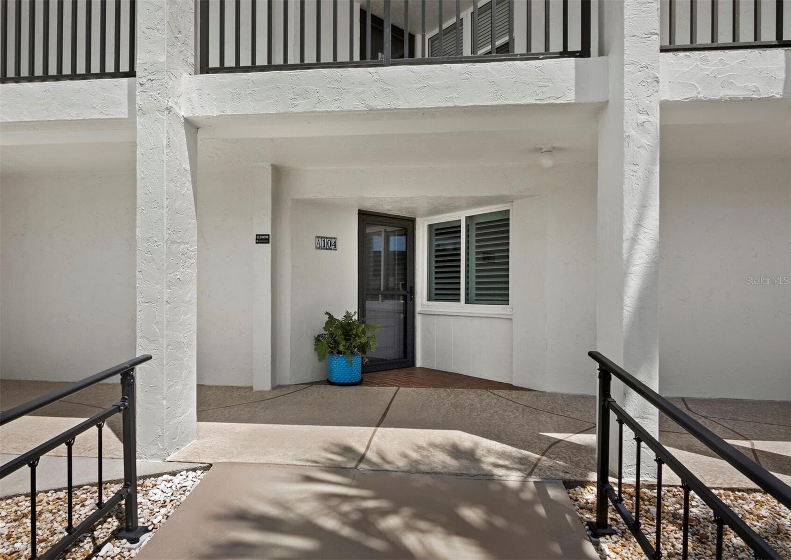 A104: a first floor walk-out unit with easy access assigned parking! - 448 GULF OF MEXICO DR #A104, LONGBOAT KEY