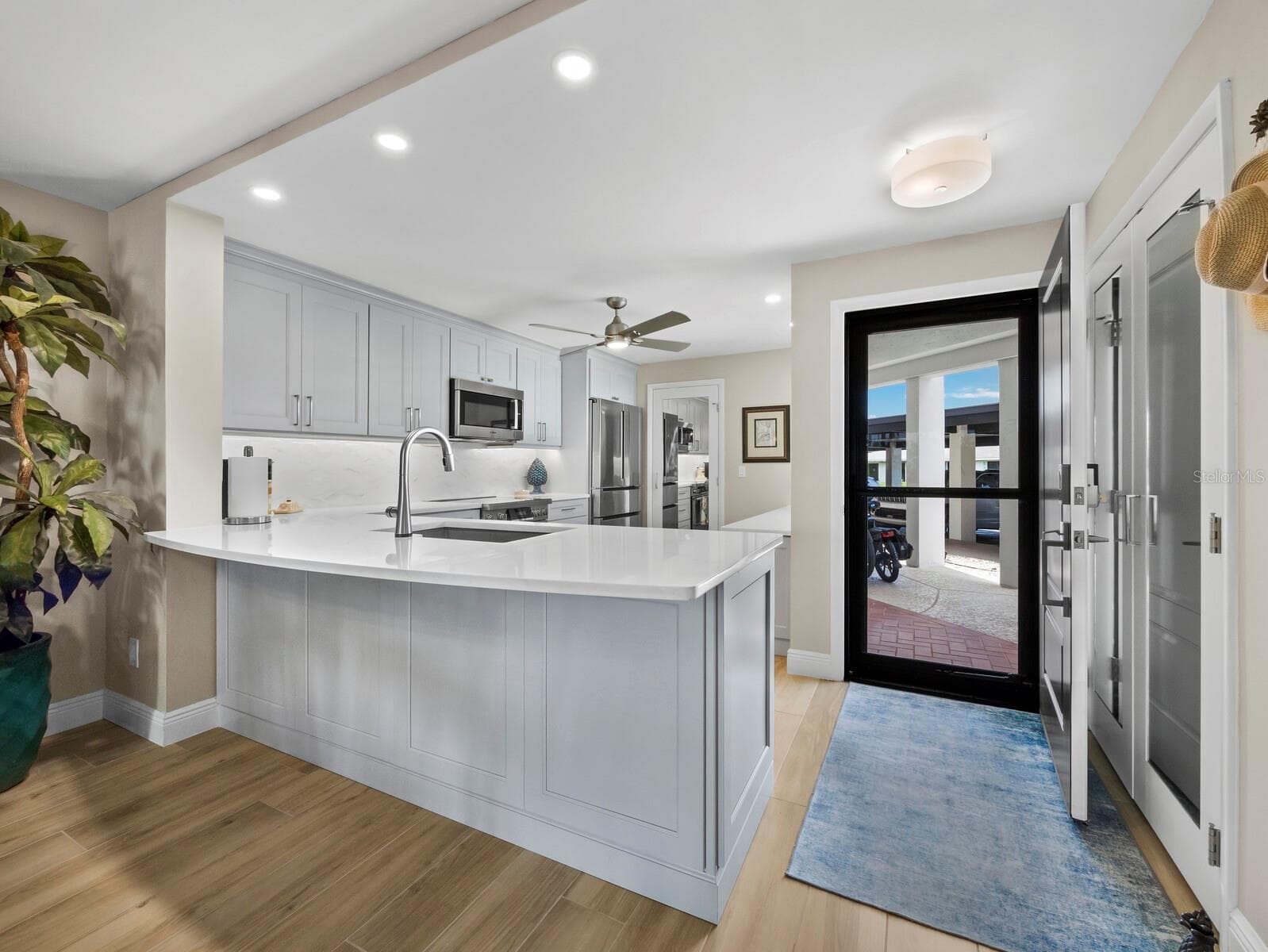 Open design kitchen with Bosch appliancess! - 448 GULF OF MEXICO DR #A104, LONGBOAT KEY
