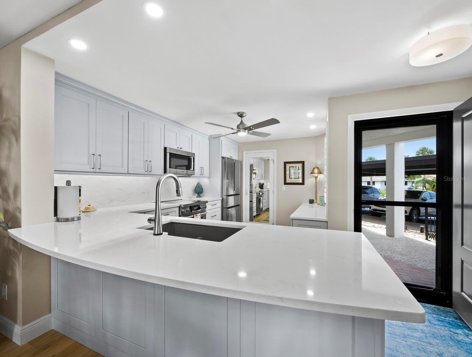 Open design kitchen with eat-in space! Also in-unit laundry located in the pantry - 448 GULF OF MEXICO DR #A104, LONGBOAT KEY
