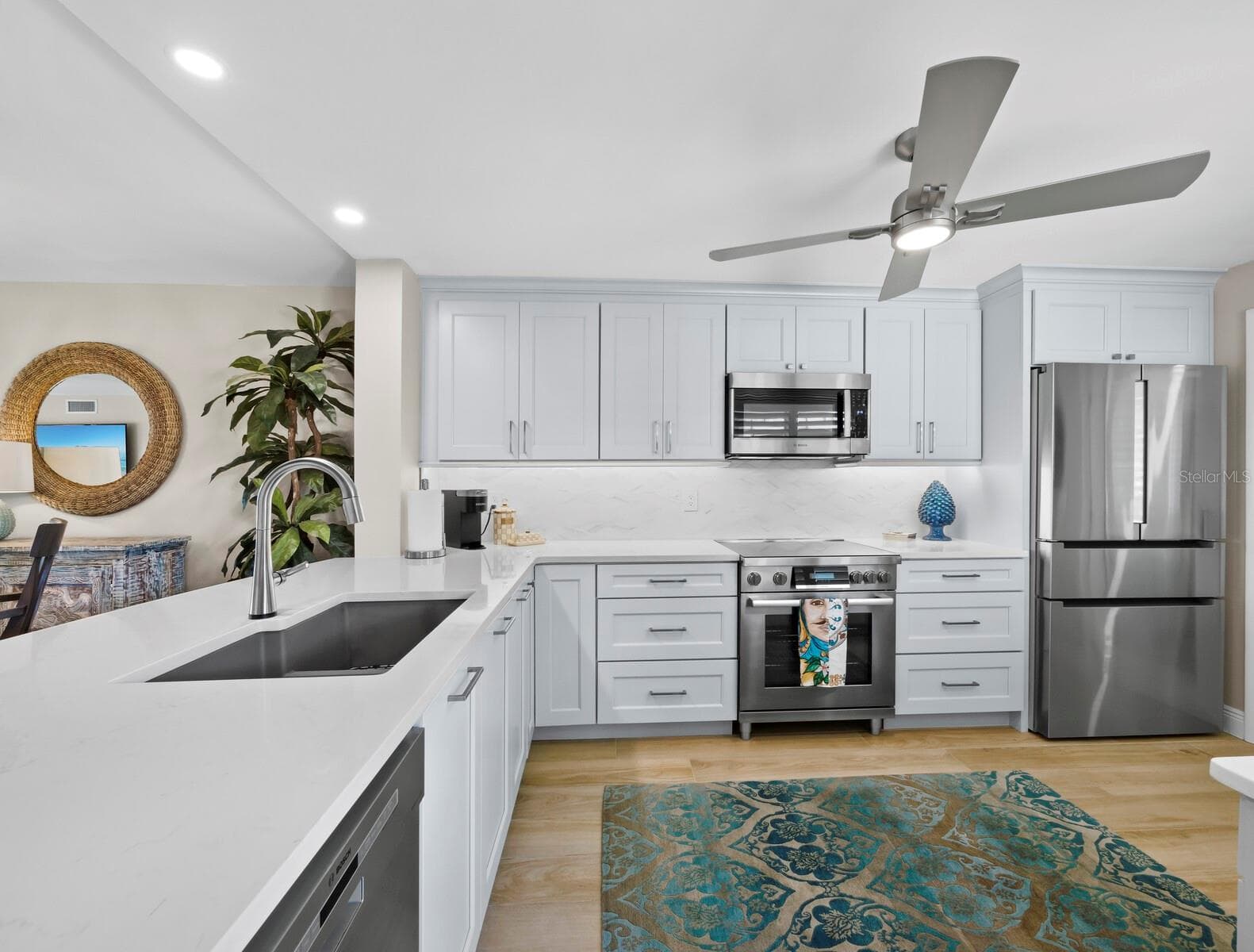 Custom designed kitchen with Bosch appliances - 448 GULF OF MEXICO DR #A104, LONGBOAT KEY