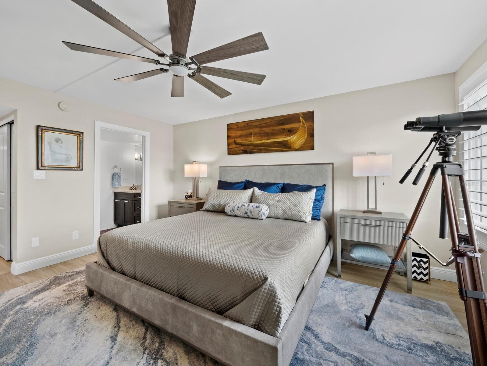 Primary bedroom, with ensuite master bath - 448 GULF OF MEXICO DR #A104, LONGBOAT KEY
