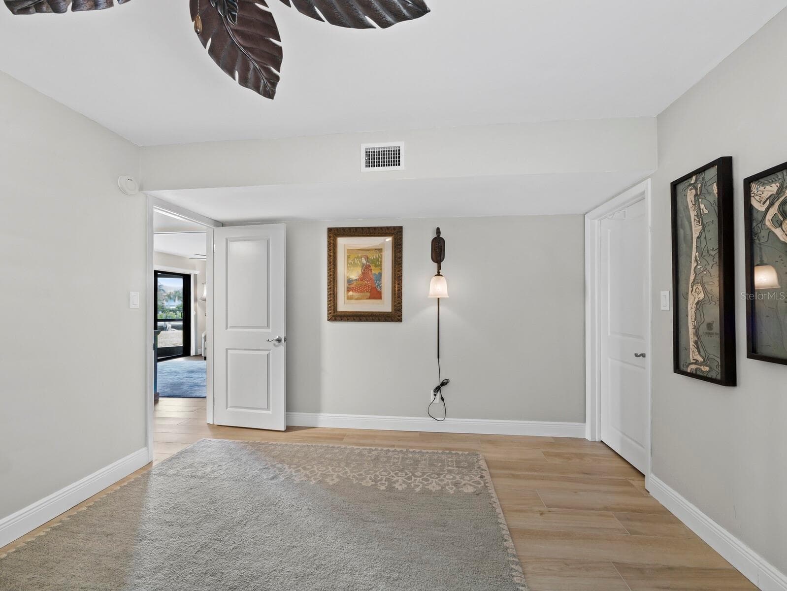 Bedroom #2 with easy access to guest full bath and walk in closet - 448 GULF OF MEXICO DR #A104, LONGBOAT KEY