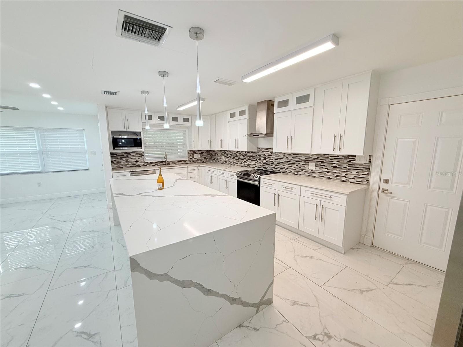 Single Family Residence at 1557 ROBINSON DR N, ST PETERSBURG, photo 7 of 45