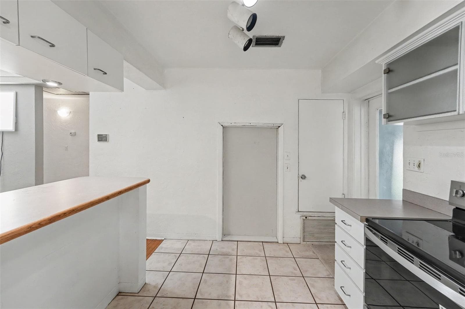 Single Family Residence at 6415 2ND AVE N, ST PETERSBURG, photo 8 of 27