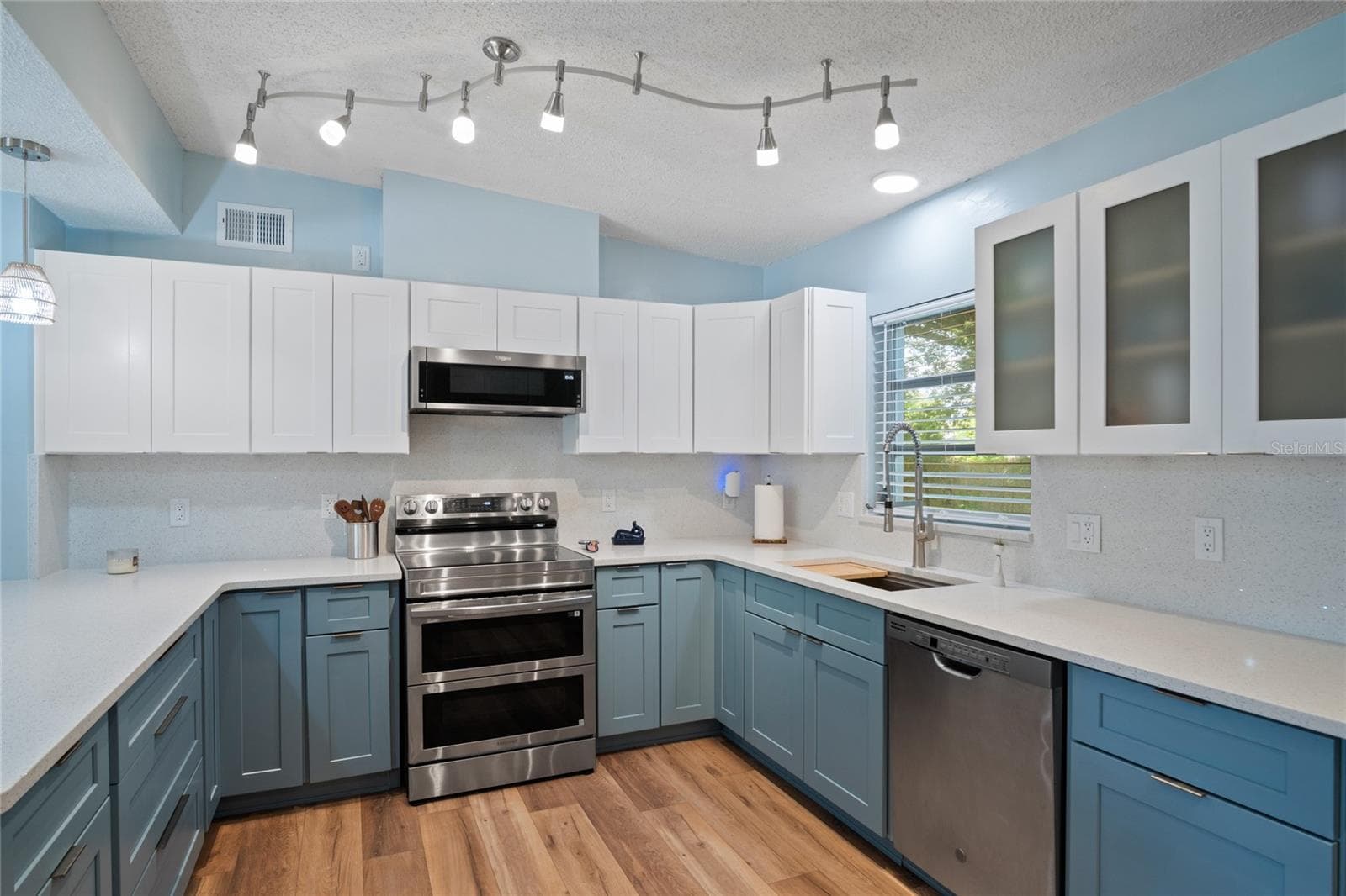 Updated Open Kitchen - 1840 N POWERS DR, ORLANDO
