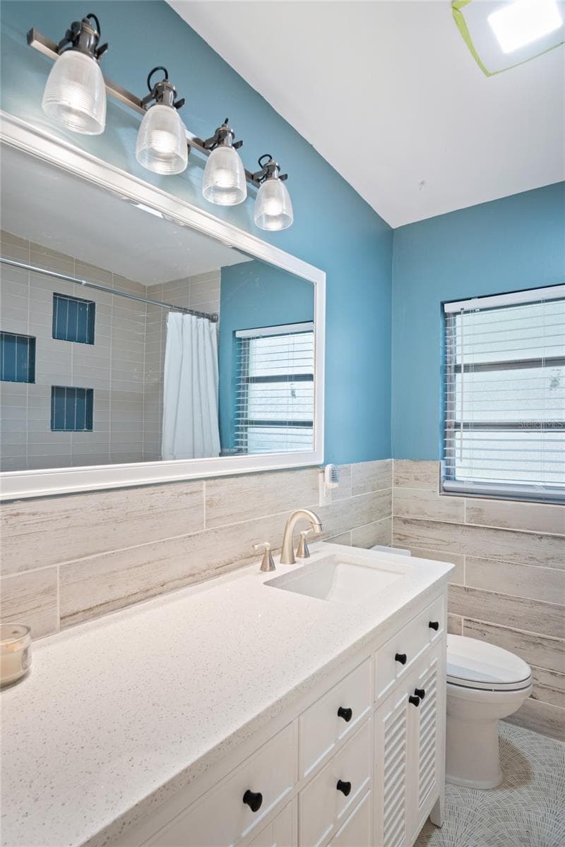 Updated Modern Style Hallway Bathroom - 1840 N POWERS DR, ORLANDO