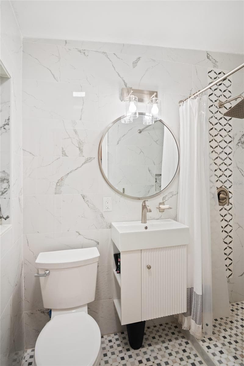 Updated Modern Style En-Suite Bathroom - 1840 N POWERS DR, ORLANDO