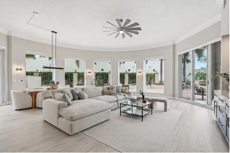 Spacious great room with a lot of natural light - 100 BEACH DR NE #301, ST PETERSBURG