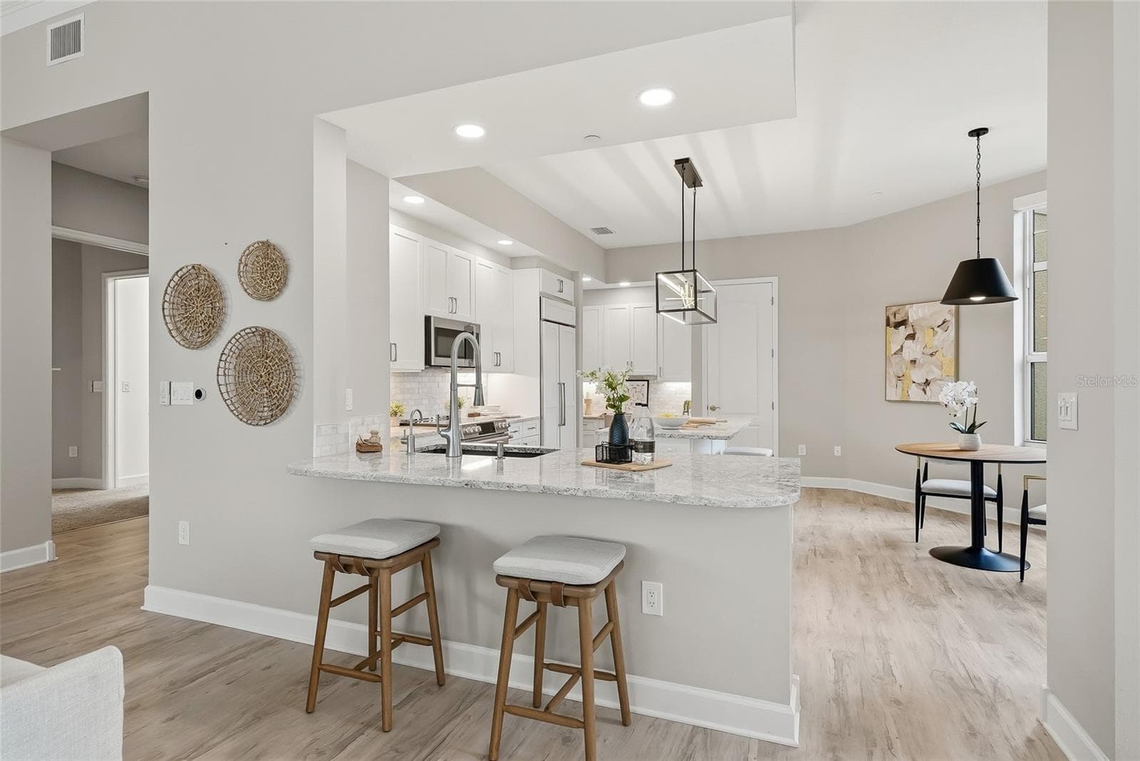 Oversized peninsula with Cambria quartz countertops. - 100 BEACH DR NE #301, ST PETERSBURG