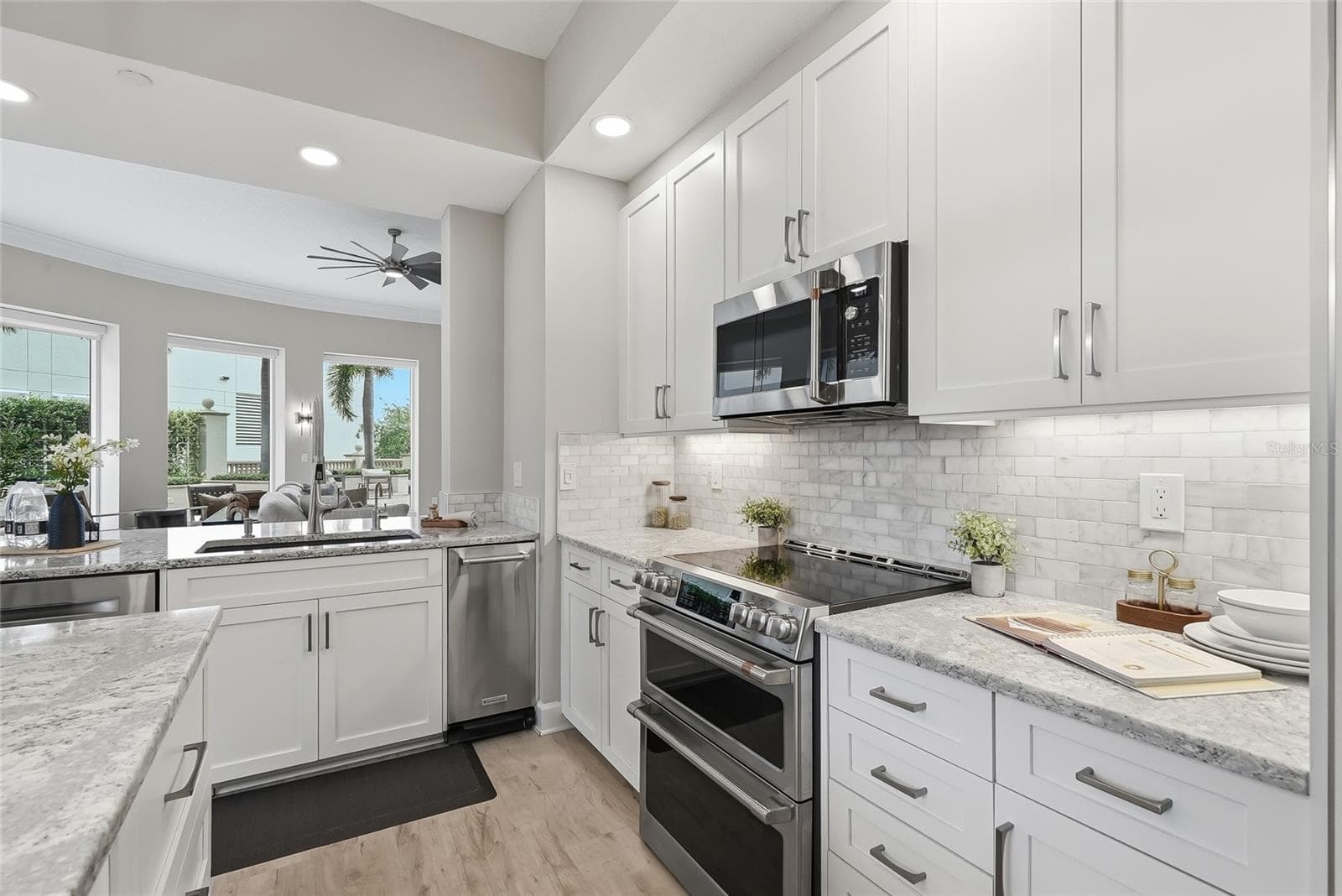 Premium Café, Bosch, KitchenAid, and Sub-Zero appliances. - 100 BEACH DR NE #301, ST PETERSBURG