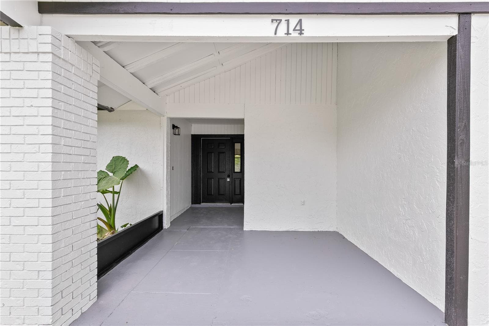 Covered front porch - 714 DIVOT LN, POINCIANA