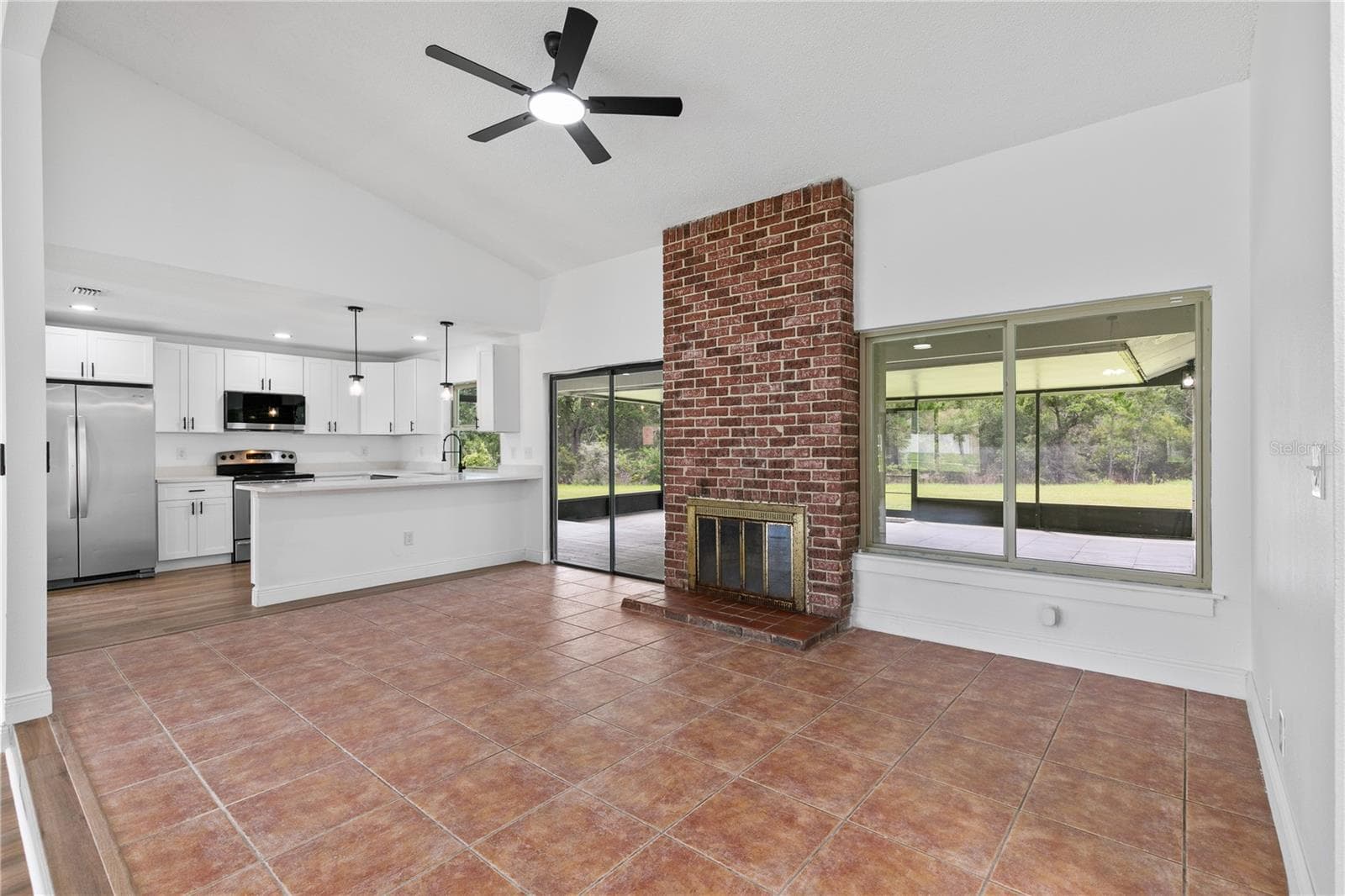 Family Room with view to the kitchen - 714 DIVOT LN, POINCIANA