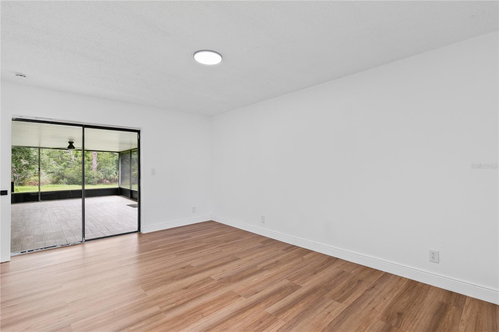 Master bedroom with access to back covered patio - 714 DIVOT LN, POINCIANA